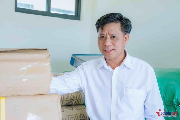 Ông Thái Văn Lộc kiểm tra các vật dung ở phòng nội trú của học sinh. Ảnh: Hải Dương