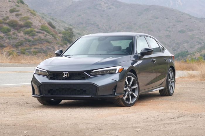 Giá bán cao và xu hướng chuyển sang xe gầm cao khiến Honda Civic ngày càng kén khách. Ảnh: Honda
