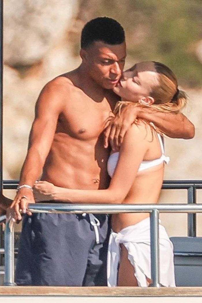 Vì bạn gái mà Mbappe cuối cùng cũng đã biết lái xe. Ảnh: Justjared