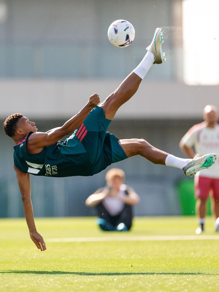 Ông thầy người Bồ dõi theo Mbappe tập. Ảnh: RMFC