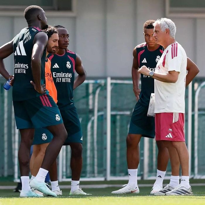 Người hâm mộ đặc biệt chú ý ánh mắt Mbappe nhìn Mourinho. Ảnh; Madrid Zone