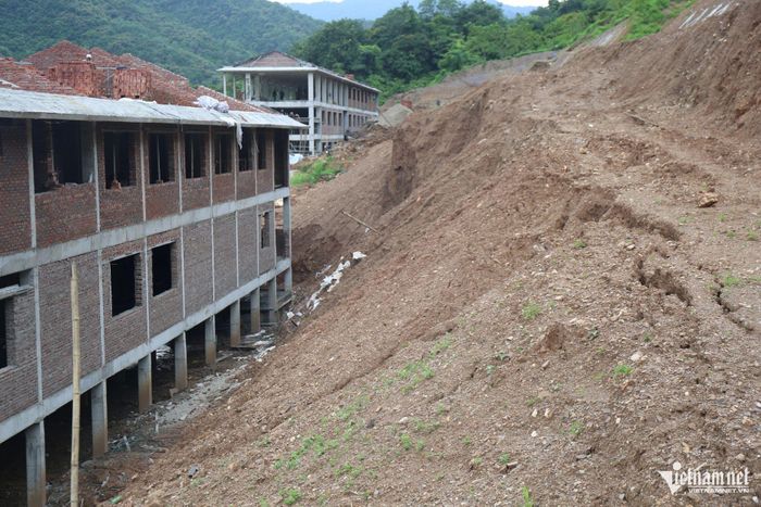 Sạt lở đe dọa tiến độ công trình trường nội trú liên cấp xã Tam Thái. Ảnh: Thanh Hải