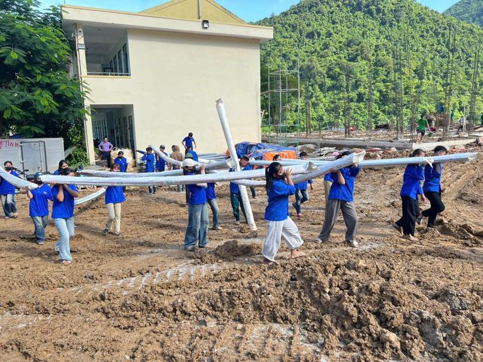 Đoàn viên thanh niên xã Bắc Lý cùng góp sức. Ảnh: CSCC