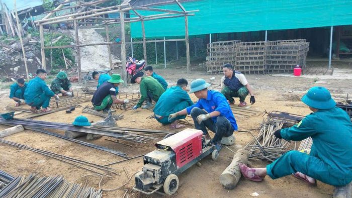 Bộ đội biên phòng, Dân quân, Đoàn thanh niên xã Bắc Lý chạy đua với thời gian. Ảnh: CSCC