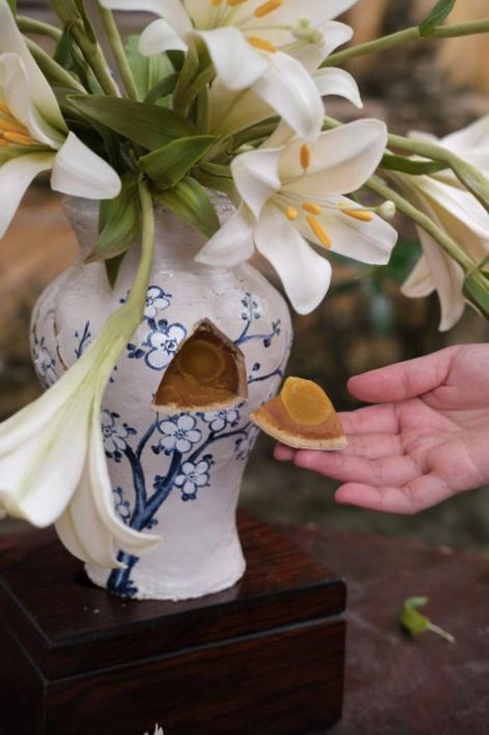 Cánh hoa tỉ mỉ được nặn từ bột tò he, phần bình là bánh Trung thu đậu xanh trứng muối. Ảnh: NVCC