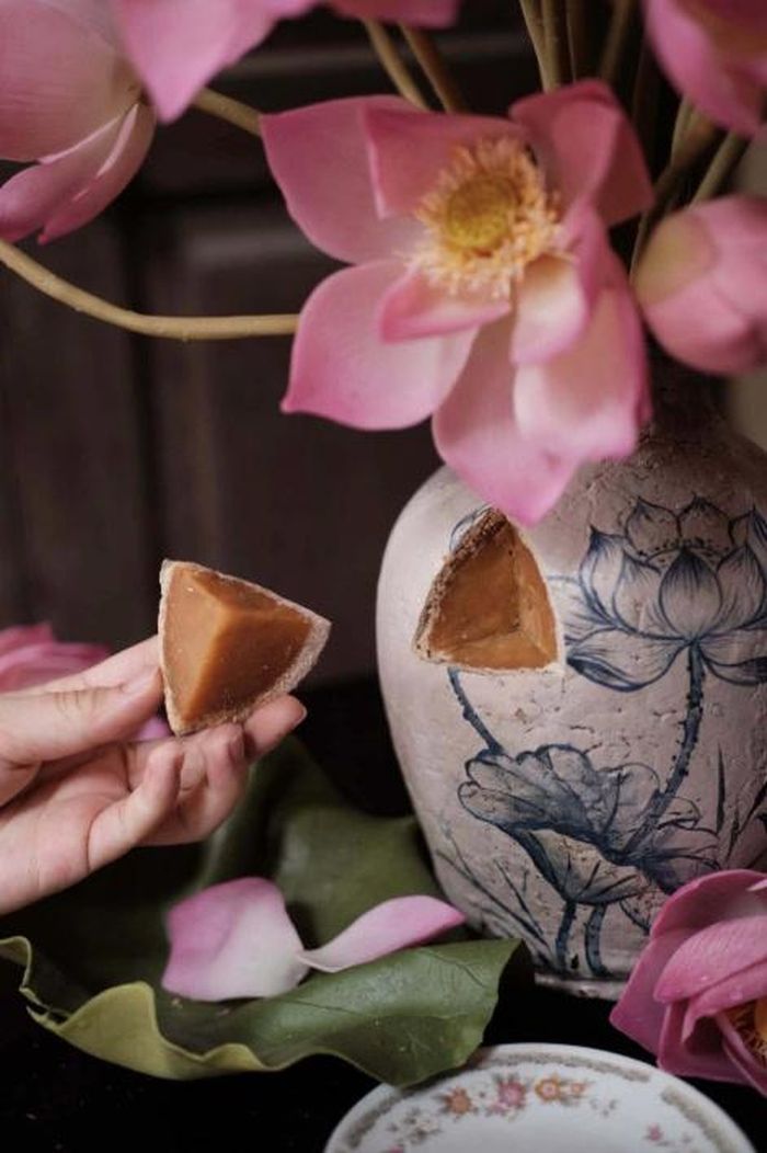 Có những bông sen mất tới 3 tháng mới hoàn thiện được kỹ thuật tạo hình như mong muốn. Ảnh: NVCC