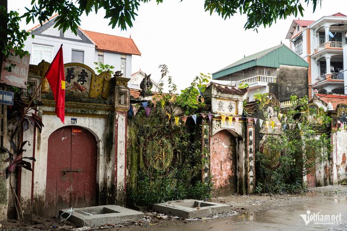 Chiếc cổng cổ kính của nhà thờ họ Trịnh - một trong những dòng họ lớn trong làng
