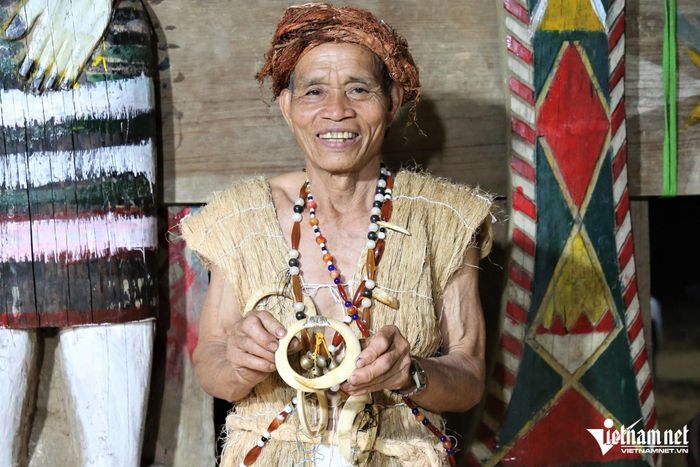Già C’Lâu Blao trong bộ trang phục bằng vỏ cây, “khoe” những chiếc nanh heo được mình gìn giữ hàng chục năm.