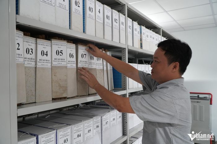 Nhân viên Trung tâm lưu trữ lịch sử Đồng Nai tìm kiếm thông tin, hồ sơ cán bộ đi B. Ảnh: Hoàng Anh