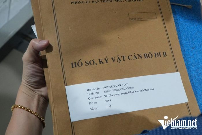 Một bộ hồ sơ, kỷ vật cán bộ đi B lưu trữ tại Đồng Nai. Ảnh: Hoàng Anh