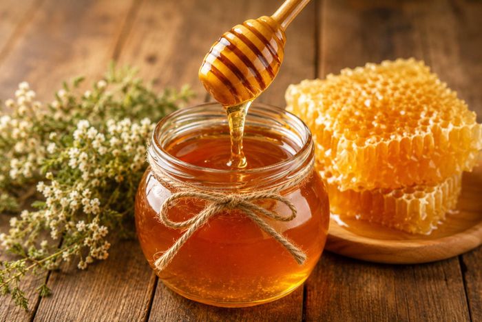 Mật ong có nhiều tác dụng nhưng vẫn chứa nhiều đường, không nên lạm dụng. Ảnh: AI