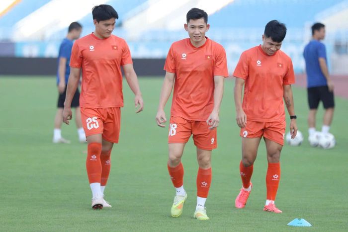 Văn Vĩ trở lại tập luyện cùng tuyển Việt Nam trong chiều 12/8. 