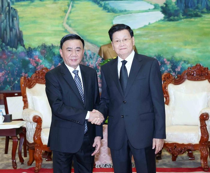 Thường trực Ban Bí thư Trần Cẩm Tú hội kiến Tổng Bí thư, Chủ tịch nước Lào Thongloun Sisoulith. Ảnh: TTXVN