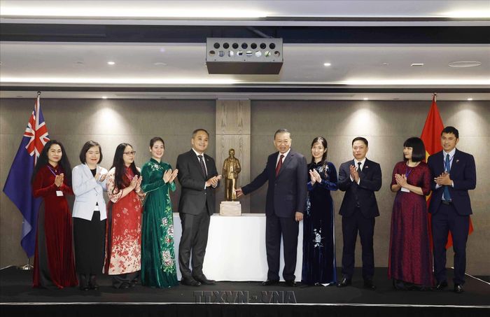   Tổng Bí thư, Chủ tịch nước Tô Lâm tặng bức tượng Chủ tịch Hồ Chí Minh cho Đại sứ quán Việt Nam tại New Zealand. Ảnh: Thống Nhất/TTXVN