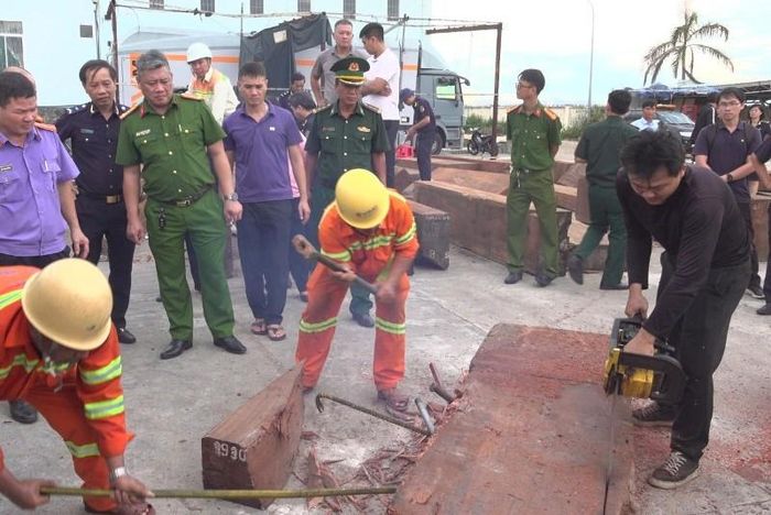 Lực lượng chức năng khoan, cắt các hộp gỗ để kiểm tra, phát hiện 221 khúc vật phẩm nghi là ngà voi. Ảnh: Công an tỉnh Gia Lai