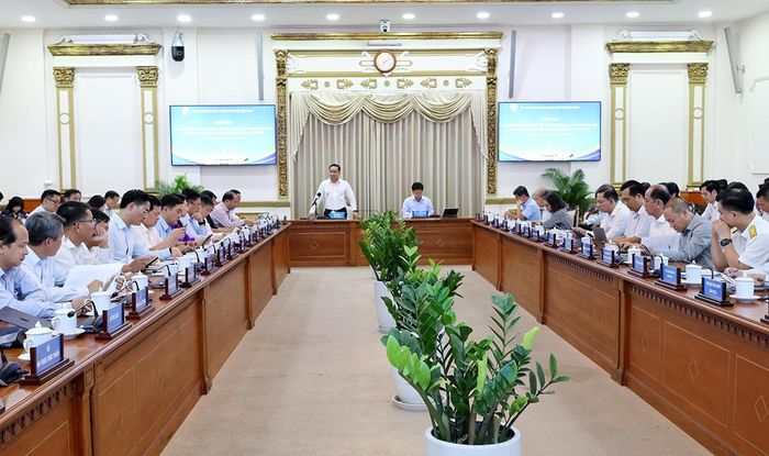 Toàn cảnh phiên họp đánh giá tình hình kinh tế - xã hội 7 tháng đầu năm, bàn nhiệm vụ, giải pháp các tháng cuối năm 2026. Ảnh: UBND TPHCM