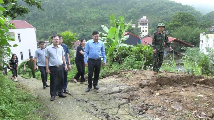 Phó chủ tịch UBND tỉnh Thanh Hóa Mai Xuân Liêm (áo xanh) kiểm tra khu vực bị sạt lở. Ảnh: XQS
