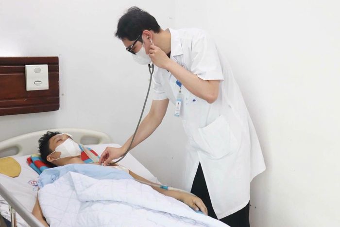 Bác sĩ kiểm tra sức khỏe cho bệnh nhân sau khi can thiệp, điều trị.