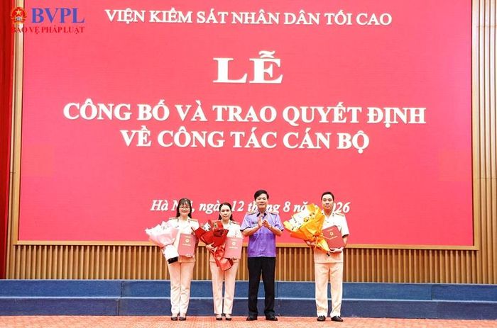  Đồng chí Nguyễn Quang Dũng, Phó Viện trưởng VKSND tối cao trao quyết định bổ nhiệm và tặng hoa chúc mừng 3 đồng chí.