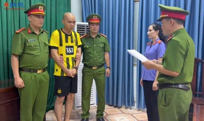 Kiểm sát viên VKSND khu vực 9, tỉnh Phú Thọ kiểm sát việc thi hành Lệnh bắt bị can để tạm giam đối với Nguyễn Thế Duy.
