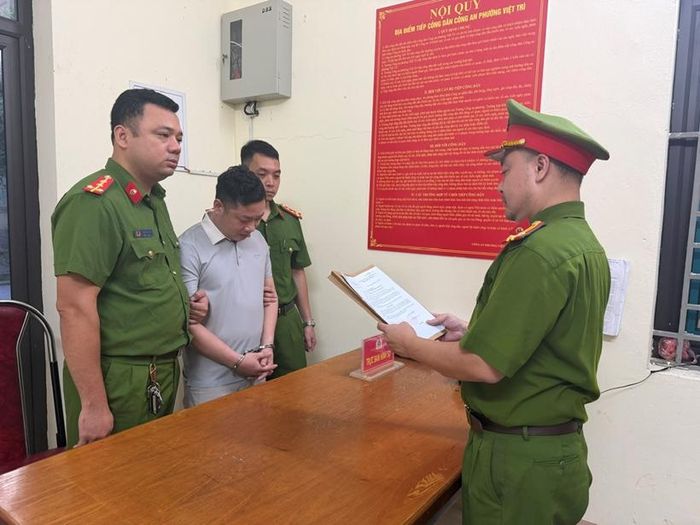 Cơ quan CSĐT Công an tỉnh Phú Thọ tống đạt quyết định khởi tố bị can Nguyễn Ngọc Đức. Ảnh: CAPT