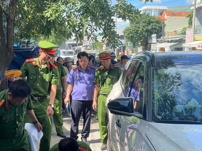   Kiểm sát viên trực tiếp kiểm sát toàn bộ quá trình nhằm đảm bảo hoạt động điều tra tuân thủ đúng quy định pháp luật. 