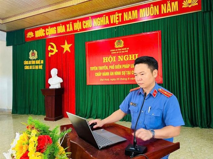 Đại diện VKSND khu vực 5 tuyên truyền, phổ biến pháp luật tại hội nghị.