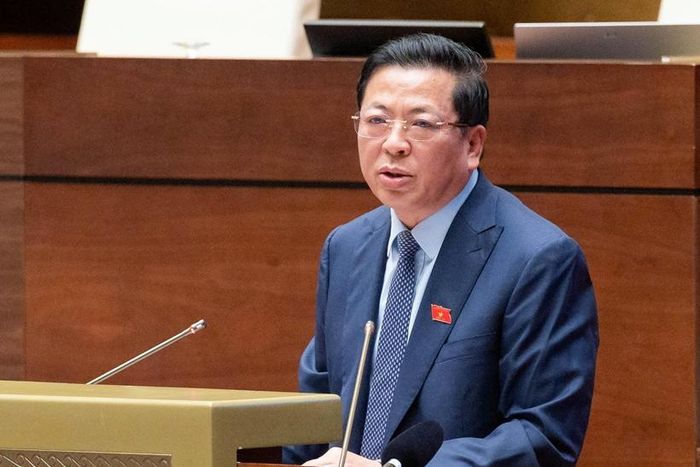 Bộ trưởng Bộ Xây dựng Trần Hồng Minh phát biểu giải trình, làm rõ vấn đề các đại biểu Quốc hội quan tâm (Ảnh: CTTĐT Quốc hội).