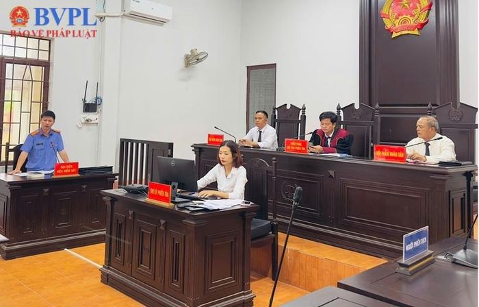 Đồng chí Phạm Công Hà - Phó Viện trưởng VKSND khu vực 9 (tỉnh Đắk Lắk) thực hành quyền công tố và kiểm sát xét xử tại phiên tòa.