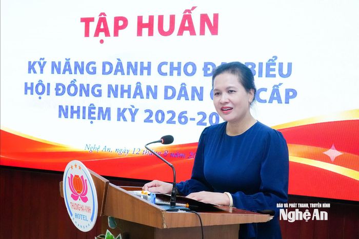Tiến sĩ Phạm Thị Hoàng Hà - Viện trưởng Viện Chủ nghĩa xã hội khoa học trao đổi tại buổi tập huấn. Ảnh: TL
