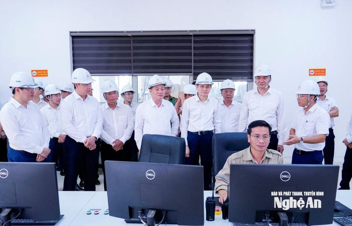 Đồng chí Đoàn Minh Huấn - Ủy viên Bộ Chính trị, Giám đốc Học viện Chính trị quốc gia Hồ Chí Minh và các đồng chí lãnh đạo tỉnh Nghệ An tham quan hệ thống tận dụng nhiệt khí thải để phát điện của Nhà máy Xi măng Hoàng Mai. Ảnh: Phạm Bằng