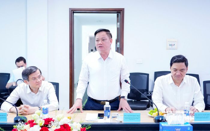 Đồng chí Nguyễn Khắc Thận - Ủy viên Trung ương Đảng, Bí thư Tỉnh ủy, Trưởng đoàn ĐBQH tỉnh tiếp thu ý kiến của đồng chí Đoàn Minh Huấn và trao đổi thêm những giải pháp của tỉnh. Ảnh: Phạm Bằng