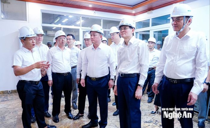 Lãnh đạo Công ty CP Xi măng Vicem Hoàng Mai báo cáo với đoàn công tác Trung ương và tỉnh. Ảnh: Phạm Bằng