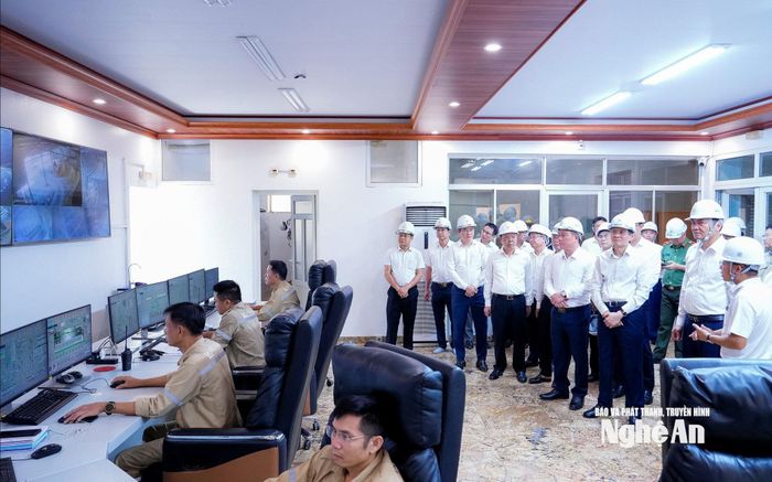 Đồng chí Đoàn Minh Huấn - Ủy viên Bộ Chính trị, Giám đốc Học viện Chính trị quốc gia Hồ Chí Minh và các đồng chí lãnh đạo tỉnh Nghệ An tham quan phòng điều hành của Nhà máy Xi măng Hoàng Mai. Ảnh: Phạm Bằng