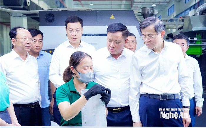 Đồng chí Đoàn Minh Huấn - Ủy viên Bộ Chính trị, Giám đốc Học viện Chính trị quốc gia Hồ Chí Minh và đoàn công tác của tỉnh thăm hỏi đời sống, môi trường làm việc của công nhân Công ty TNHH Công nghệ Điện tử Ju Teng (Việt Nam) - thuộc Tập đoàn Quốc tế Ju Teng (Đài Loan). Ảnh: Phạm Bằng
