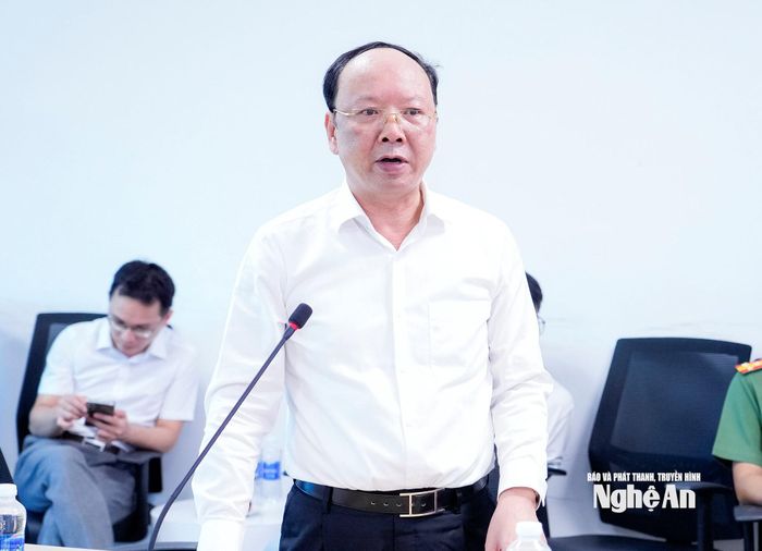 Đồng chí Bùi Thanh An - Ủy viên Ban Thường vụ Tỉnh ủy, Phó Chủ tịch Thường trực UBND tỉnh báo cáo thêm tình hình hoạt động của các khu công nghiệp và công tác lãnh đạo, chỉ đạo tổ chức thực hiện phát triển các khu công nghiệp, thu hút đầu tư, đặc biệt thu hút đầu tư FDI. Ảnh: Phạm Bằng