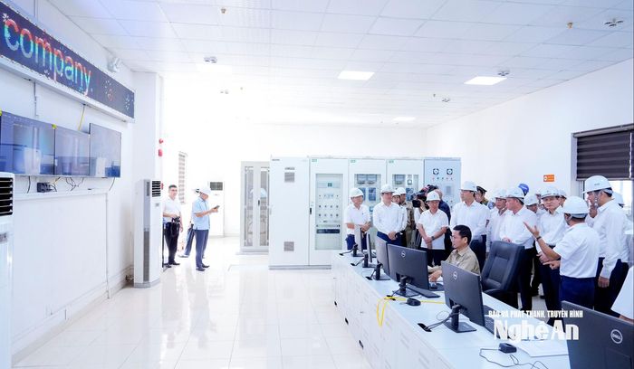 Đồng chí Đoàn Minh Huấn - Ủy viên Bộ Chính trị, Giám đốc Học viện Chính trị quốc gia Hồ Chí Minh đến thăm Nhà máy Xi măng Hoàng Mai. Ảnh: Phạm Băng