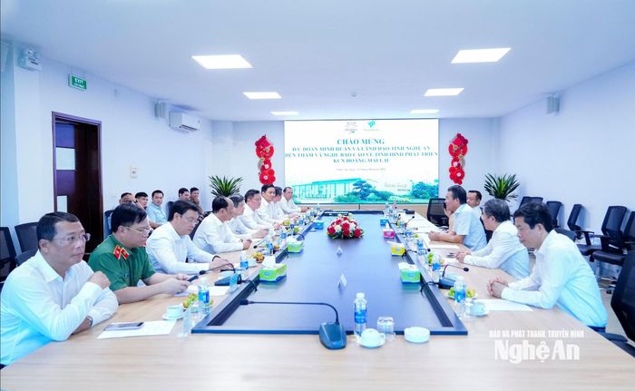 Đồng chí Đoàn Minh Huấn và đoàn công tác đến thăm, nắm tình hình triển khai Khu Công nghiệp Hoàng Mai I và Khu Công nghiệp Hoàng Mai II. Ảnh: Phạm Bằng