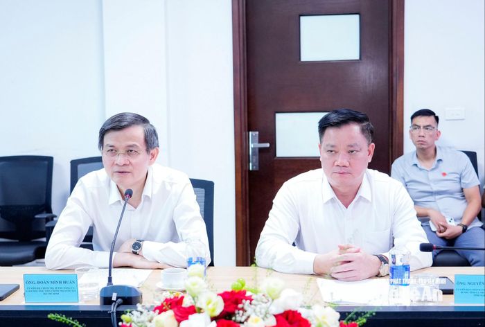 Đồng chí Đoàn Minh Huấn - Ủy viên Bộ Chính trị, Giám đốc Học viện Chính trị quốc gia Hồ Chí Minh trao đổi, chia sẻ những định hướng trong thu hút đầu tư FDI và phát triển công nghiệp. Ảnh: Phạm Bằng