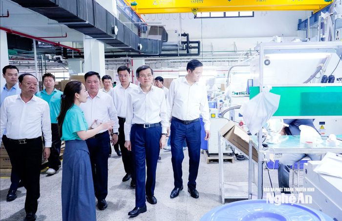 Đồng chí Đoàn Minh Huấn - Ủy viên Bộ Chính trị, Giám đốc Học viện Chính trị quốc gia Hồ Chí Minh và đoàn công tác của tỉnh đến thăm dây chuyền sản xuất của Công ty TNHH Công nghệ Điện tử Ju Teng (Việt Nam) - thuộc Tập đoàn Quốc tế Ju Teng (Đài Loan). Ảnh: Phạm Bằng