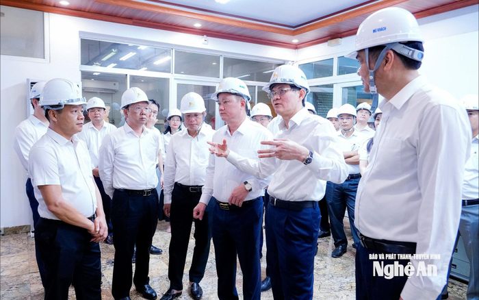 Đồng chí Đoàn Minh Huấn - Ủy viên Bộ Chính trị, Giám đốc Học viện Chính trị quốc gia Hồ Chí Minh trao đổi. Ảnh: Phạm Bằng