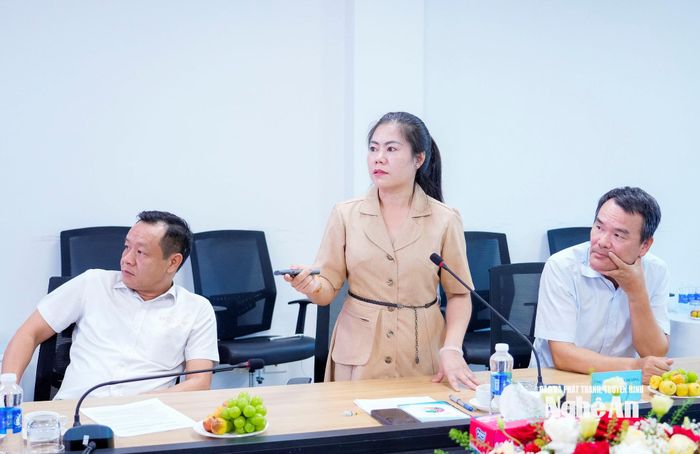 Lãnh đạo Công ty CP Hoàng Thịnh Đạt báo cáo tình hình hoạt động cũng như kết quả thu hút đầu tư vào 2 Khu Công nghiệp Hoàng Mai I và Hoàng Mai II. Ảnh: Phạm Bằng