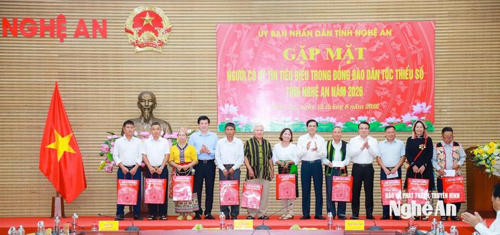 Các đồng chí lãnh đạo tỉnh tặng các phần quà ý nghĩa tới các đại biểu. Ảnh: Thành Duy