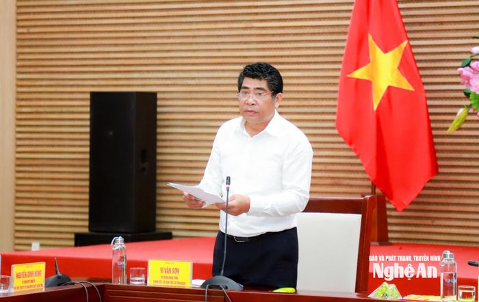 Đồng chí Vi Văn Sơn - Giám đốc Sở Dân tộc và Tôn giáo báo cáo kết quả thực hiện chính sách đối với người có uy tín trong đồng bào dân tộc thiểu số. Ảnh: Thành Duy