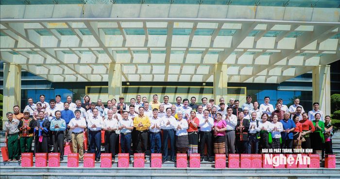 Các đồng chí lãnh đạo tỉnh chụp ảnh lưu niệm với 65 người có uy tín tiêu biểu trong đồng bào dân tộc thiểu số. Ảnh: Thành Duy