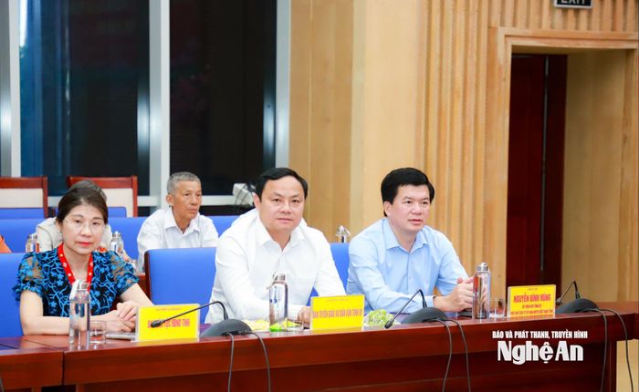 Các đồng chí lãnh đạo HĐND, Ban Tuyên giáo và Dân vận Tỉnh ủy, Ủy ban MTTQ Việt Nam tỉnh dự chương trình. Ảnh: Thành Duy