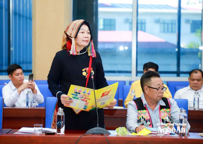 Bà Sầm Thị Xanh - Nghệ nhân Ưu tú, người có uy tín xã Châu Tiến phát biểu. Ảnh: Thành Duy