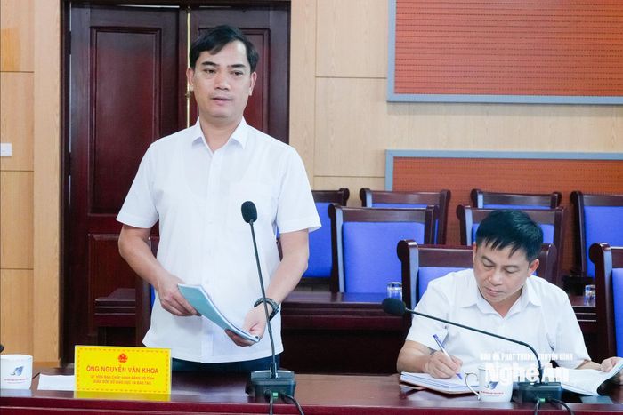 Đồng chí Nguyễn Văn Khoa - Ủy viên Ban Chấp hành Đảng bộ tỉnh, Giám đốc Sở Giáo dục và Đào tạo báo cáo kết quả triển khai các chính sách hỗ trợ của HĐND tỉnh về Giáo dục và Đào tạo. Ảnh: TL