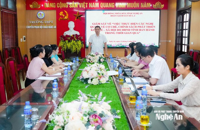 Đoàn Giám sát làm việc với Trường THPT chuyên Phan Bội Châu. Ảnh: TL