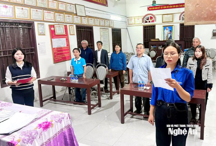 Đảng viên tuyên thệ tại lễ kết nạp Đảng ở thôn 2 Quỳnh Lương, xã Quỳnh Anh. Ảnh: A.H